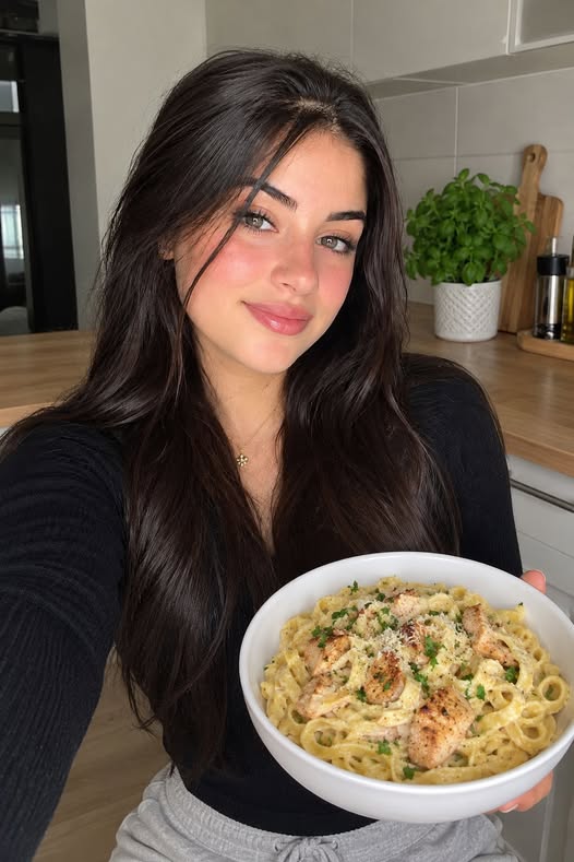 Creamy Garlic Parmesan Chicken Pasta – Easy, Cheesy One-Pot Dinner